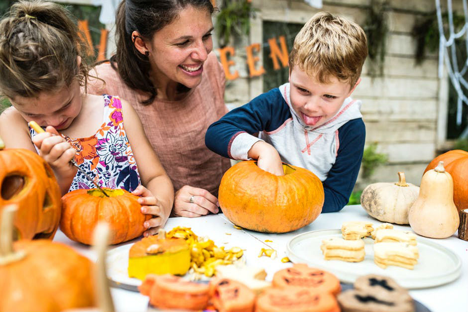 keepsakes-jewelry-and-gifts-halloween-pumpkin-carving-proposal-1